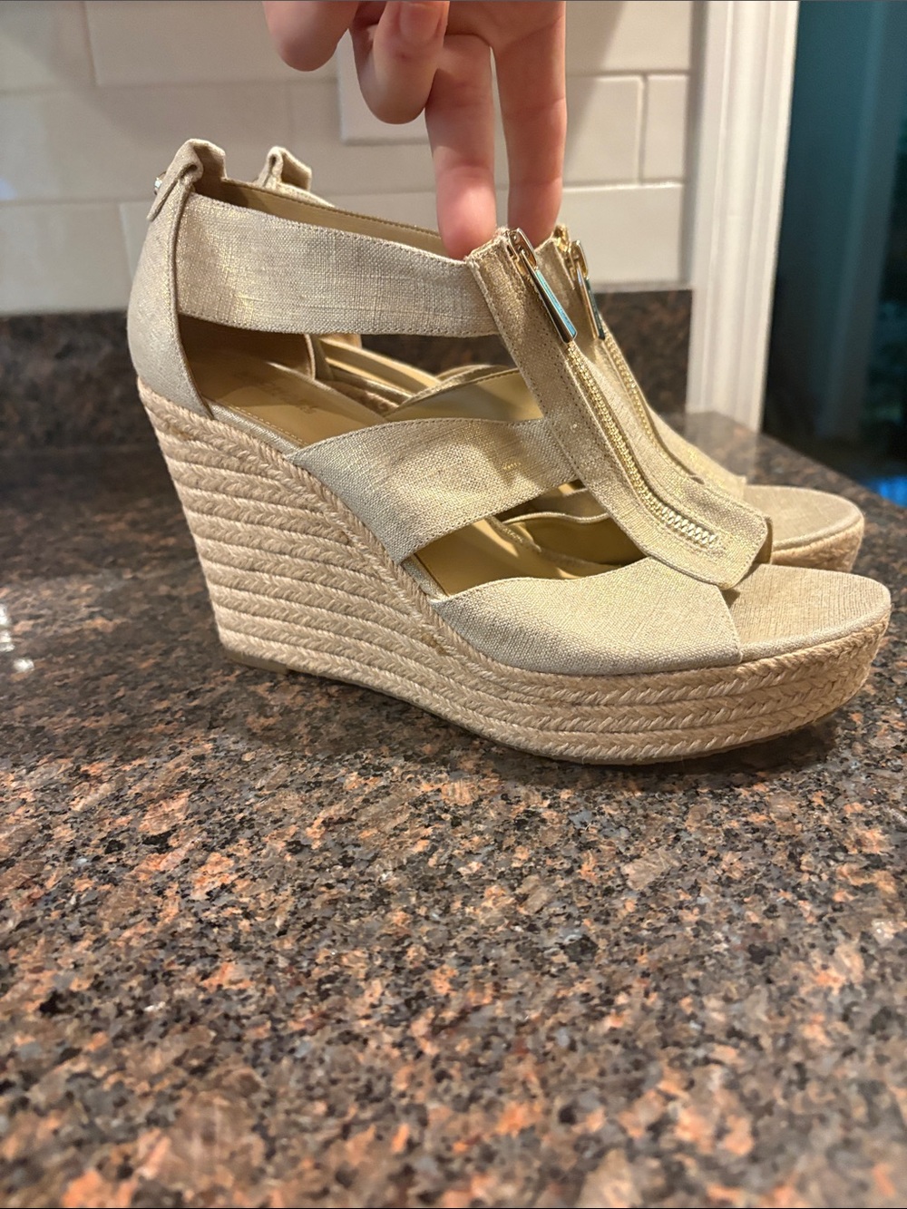 NWOB MICHAEL KORS, WEDGE SANDALS size 10